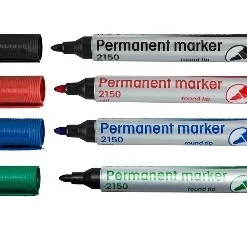 Permanentny marker z wodoodpornym, nietoksycznym, szybkoschnącym tuszem . Przeznaczony do pisania po różnych powierzchniach np. papierze, kartonie, metalu, drewnie, szkle i plastiku. Wyposażony w plastikową obudowę oraz skuwkę z krókim klipsem, umożliwiającą wpięcie w kieszeń. Bezpieczny tusz, nie zawiera ksylenu ani toluenu. Końcówka okrągła 1-3 mm.